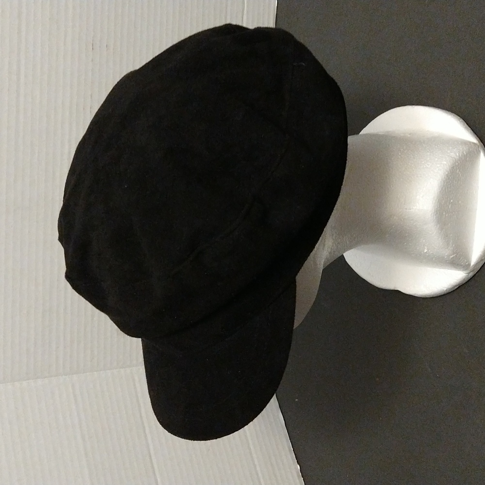 VGUC. Black visor cap.